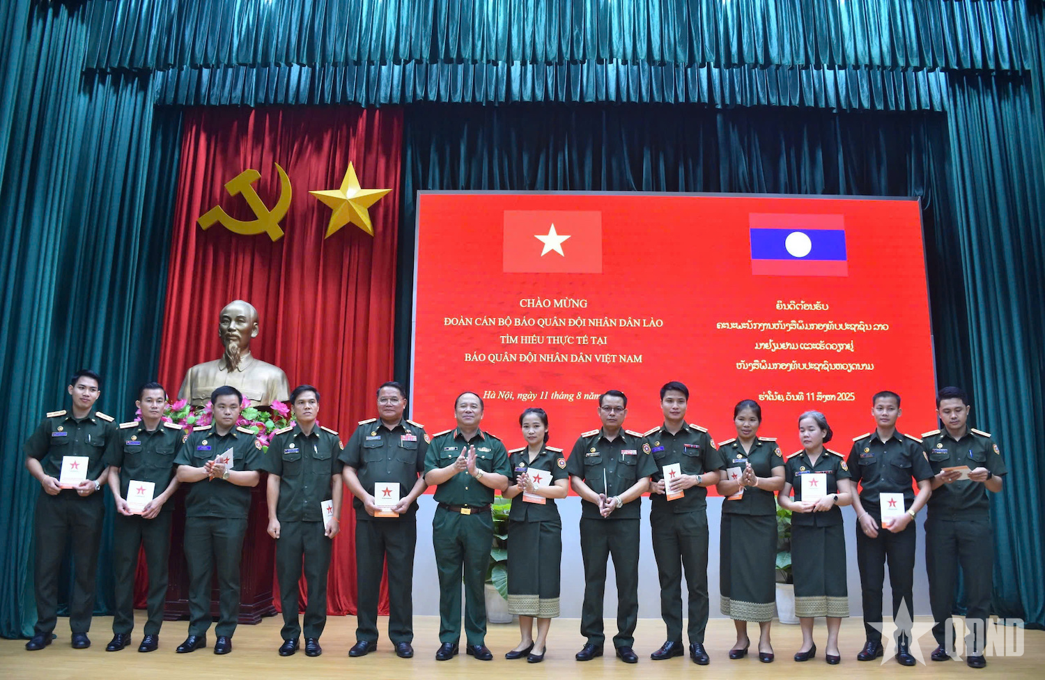 Đoàn cán bộ Báo Quân đội nhân dân Lào thăm, tìm hiểu thực tế tại Báo Quân đội nhân dân